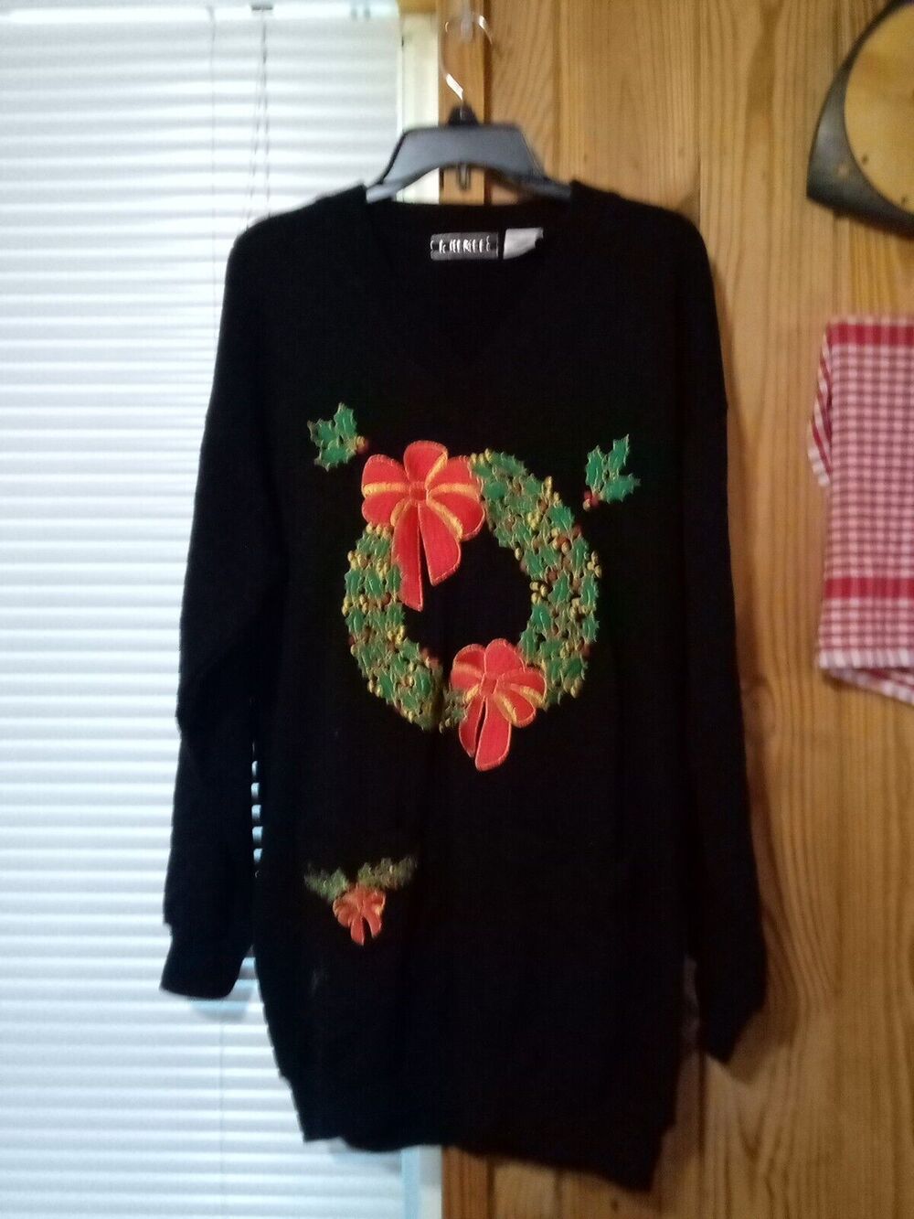 J Renee By Remac OSFA Black V Neck Sweatshirt W/ Christmas Wreath & Pockets